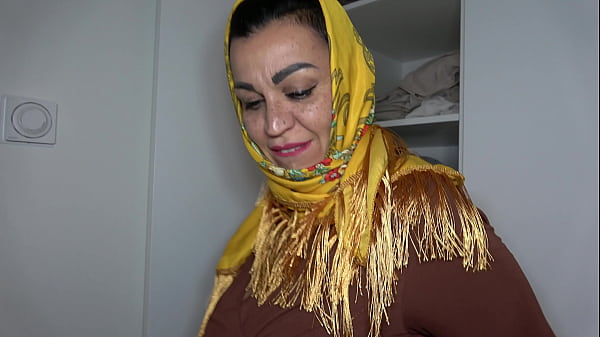 Arab Hijab Milf: Goyangan Pantat Besar Yang Menggoda