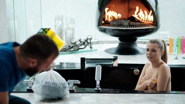 Carolina Sweets Mandi Panas Dan Lupa Pesanan, Chad Si Kurir Masuk Dari Pintu Belakang Dan Menemukannya Telanjang Di Bak Mandi