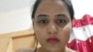 Desi Cewek Montok Toketnya Ketat, Telanjang Bugil Dengan Suara Hindi Yang Menggoda