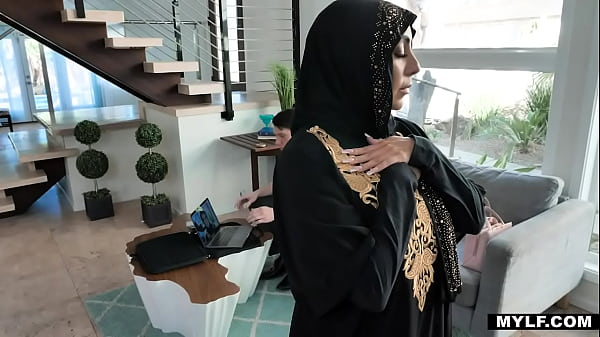 Kylie Kingston, Gadis Alim Yang Pura-pura Suci, Ternyata Diam-diam Ngidam Sesuatu Yang Bikin Malu—dosa Paling Basah Yang Selama Ini Dia Sembunyiin Di Balik Doa-doa Palsunya.