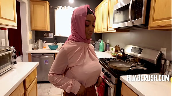 Lily Starfire: Perempuan Berhijab Bertubuh Seksi Yang Mahir Menggoyang