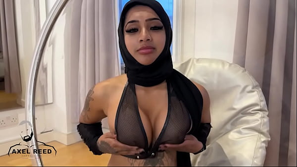 Gadis Muslim Berhijab Digerogoti Ganas Oleh Lelaki Berotot