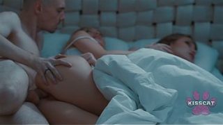 Bokap Tiri Ngentot Dan Crot Di Dalam Anak Tirinya Jessie Ames Sambil Istri Tiri Nonton Di Ranjang Yang Sama
