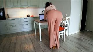 Ibu Tiri Yang Berkuasa Menangkap Anak Tirinya Sedang Ereksi Saat Ia Bekerja