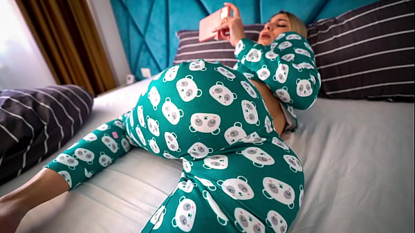 Adik Tiri Ketahuan Nonton Film Porno, Lalu Kutolong Sampai Klimaks – Dia Memohon Dikremi Dalam