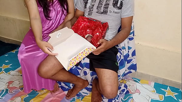 Ibu Tiri India Dapat Kejutan Kue Spesial Di Ulang Tahun Dengan Suara Serak Hindi