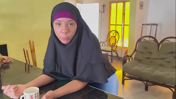Menggoda Ibu Tiri Arab Berhijab Dengan Rayuan Tersembunyi