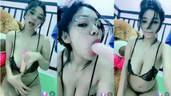 Cewek Berkacamata Lagi Ngewe Dildo Live, Ngeces Sampe Basah.