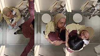 Cipok Sengit Di Ruang Ganti, Hijab Nempel Basah Kena Nafsu.