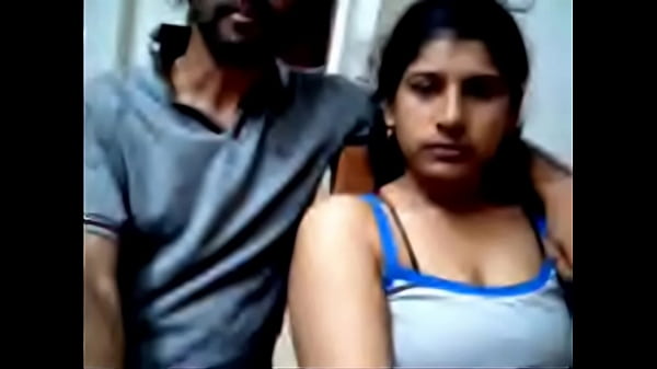 Desi Pasangan Doyan Pamerin Tubuh Di Depan Webcam, Bikin Makin Panas.