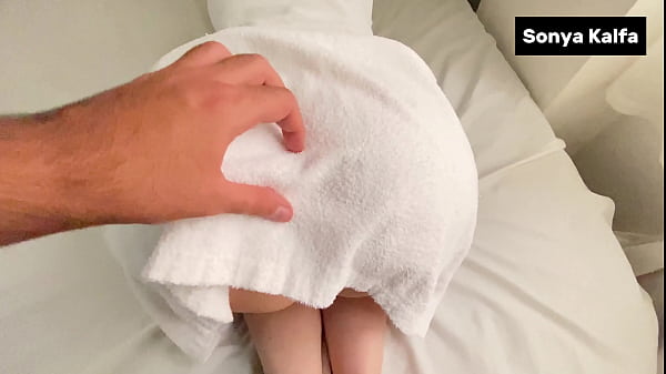 Ibu Tiri Seksi Digoyang Keras Habis Berenang