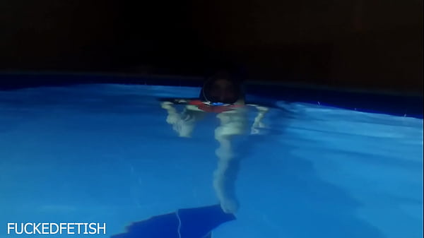 Helen Star Pake Baju Renang Seksi, Masker Malem, Sambil Nyetir Di Kolam, Bikin Basah Kuyup.