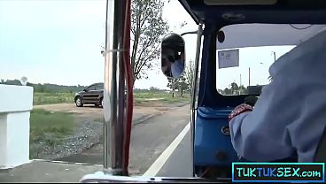 Ibu-ibu Thailand Amatir Digondol Dari Pinggir Jalan, Digebukin Di Perjalanan.
