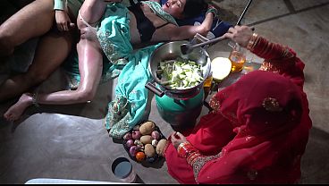 Ibu Tiri Dapur, Goyang Pinggul Di Dapur India, Bikin Desah Pelan Sambil Masak.