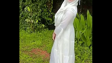 Nunjukin Pantat Hijabku Di Luar, Bikin Liur Ngiler.