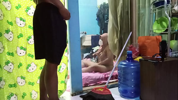 Ngentotin Bini Temen Sambil Dia Lagi Mainin Memek Sendiri.
