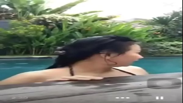Ngentot Di Kolam Renang Sambil Live, Bikin Basah Semua