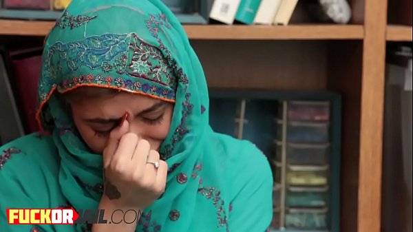 Petugas Nakal Kasih Makan Anak Arab Dengan Sosis Montok Yang Berdenyut