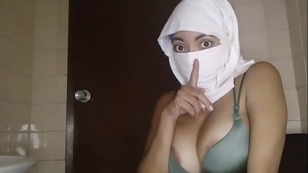 Istri Arab Muslim Yang Haus Ngentot Masteurbasi Sampai Mancur Sambil Diam-diam Saat Suami Lagi Keluar.