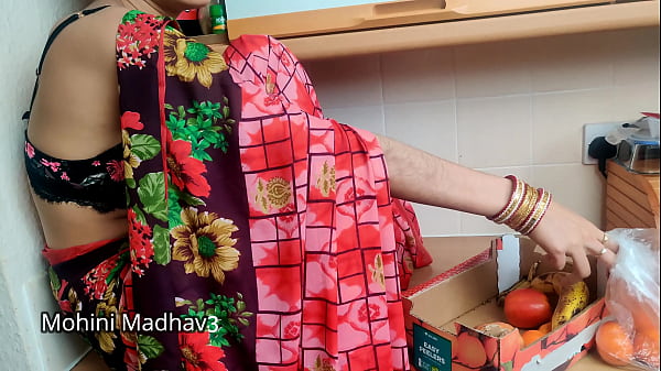 भारतीय देसी फल वाली मालिन ने भाव तय करने के लिए ग्राहक के संग जोरदार चोदाई हिंदी आवाज़