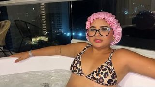 Madrastra Jalang Mandi Telanjang Bareng Anak Tiri Di Jacuzzi, Minta Digenjotin Sementara Bokap Lagi Keluar.