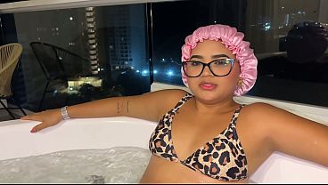 Madrastra Jalang Mandi Telanjang Bareng Anak Tiri Di Jacuzzi, Minta Digenjotin Sementara Bokap Lagi Keluar.