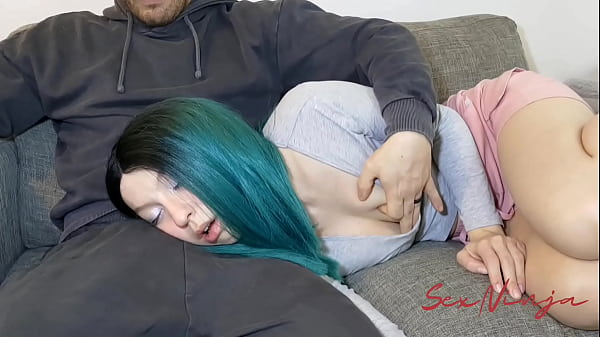 Aku Cuma Pengen Rebahan Di Paha Kakak Tiri, Biar Bisa Tidur Sambil Ngerasain Sesuatu Yang Panas.