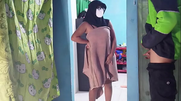 Tau Sendiri Lah, Lagi Enak-enak Main Sendiri, Eh Malah Kepergok Tukang Ojol Pas Anter Makanan.