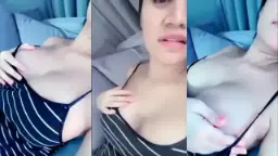 Alondra Rebahan Sambil Remas-remas Nenen, Tetek Utingnya Nongol Seksi Banget