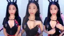 Host Kostum Wibu Sambil Nungging, Pascol Langsung Tegang.