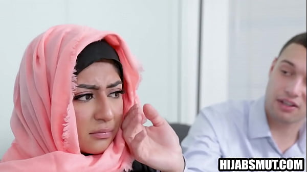 Gadis Muslim Terpaksa Digoblog Bule Amerika Sampai Meringis.