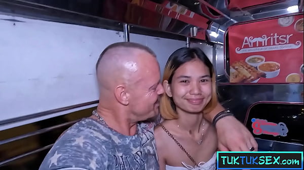 Cewek Thailand Mungil Digetar Di Pattaya, Naik Tuk Tuk Buat Main Ranjang.