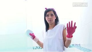 Pembantu Hotel Pake Sarung Tangan Karet Bengkokin Badan Siap-siap Ngelap Pancuran, Bikin Ngiler Liat Gerakannya.