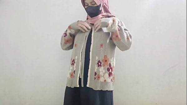 Gadis Hijab Main Timun Sampai Keluar Air.