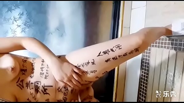 精厕贱妻被训成母狗，戴链子当街露穴，尿尿时双洞猛插，剃光毛后洗澡干到内射