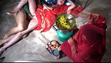 Ibu Tiri India Desi Lagi Ngentot Di Dapur Sambil Ngomong Kotor Dalam Bahasa Hindi, Nafsu Banget.