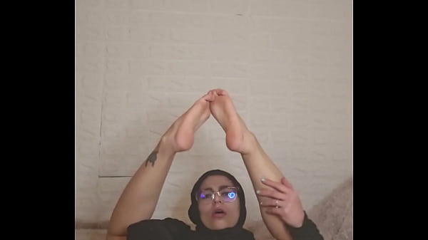 Ibu Rumah Tangga Arab Mia Pamer Kaki Pakai Niqab, Bikin Makin Nafsu.