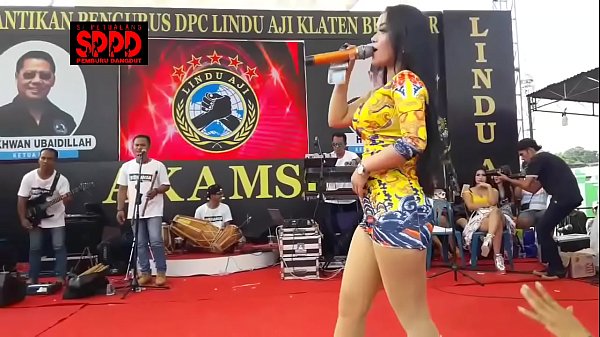 Tarian Erotis Sintya Riske, Goyangan Liar Memekik Nafsu Di Atas Panggung