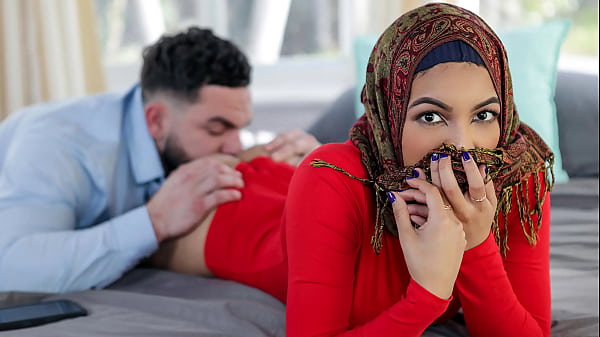 Kakak Tiri Yang Ngajarin Adik Hijabnya Hal-hal Panas Sebelum Dia Nikah – Hijab Mesum