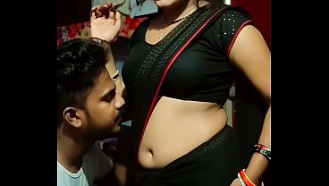 Desi Bhabhi Saree Me Navel Dikha Ke Romance Kare, Garmi Bhadhane Wala Scene