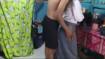 Ngentot Adik Ipar Di Dapur, Pas Mau Berangkat Sekolah, Makin Greget Gara-gara Takut Ketahuan.