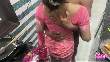Desi Bhabhi Dapur Panas, Sambil Masak Dia Digaruk-garuk Gairah…
