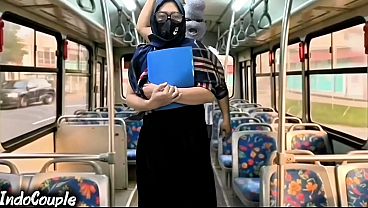 Istri Muslim Pulang Kuliah Sendirian Di Bus, Abang Ngaceng Langsung Ngewe Dia Di Balik Jilbab.
