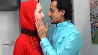 Pasangan Selingkuh Menghancurkan Pelacur Berhijab Di Depan Suaminya