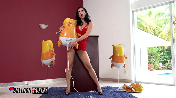Ibu-ibu Rusia Crystal Rush Nge-seks Sambil Nunggingin Balon Trump