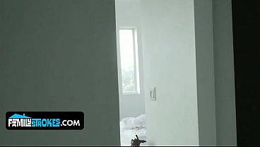 Blonde Montok Daisy Stone Digebuk Habis-habisan Sama Kakak Tiri Yang Lagi Ngehe.