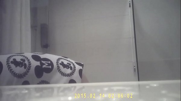 偷拍姐姐小奶诗诗洗澡，湿身诱惑让人受不了！