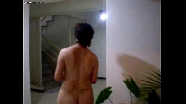 Bokep China, Pantat Montok Si Mbak Tua Siram Tanaman