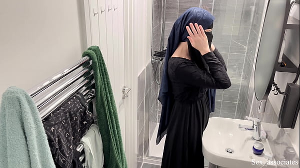 Astaga! Nggak Nyangka Cewek Arab Bisa Begitu. Aku Ngintip Cewek Muslim Arab Pake Hijab Lagi Colmek Di Kamar Mandi.