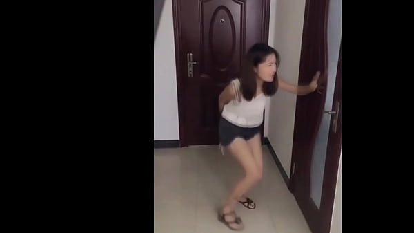 Cewek-cewek China Lagi Kebelet Pipis Banget, Udah Nggak Tahan Pengen Ngeluarin.